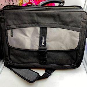 Targus Black 17 Inch Laptop Bag Case Travel Roller Carryon